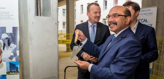 Akt erekcyjny wbudowany. Prace przy budowie bloku operacyjnego idą pełna parą