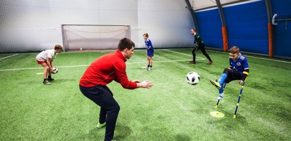 Trening otwarty dla ampfutbolowych juniorów