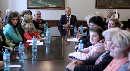 Wojewoda spotkał się z żonami protestujących górników