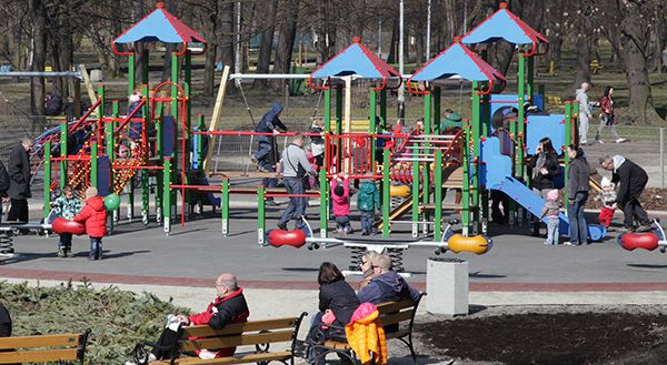 Teraz czas na place zabaw i siłownie